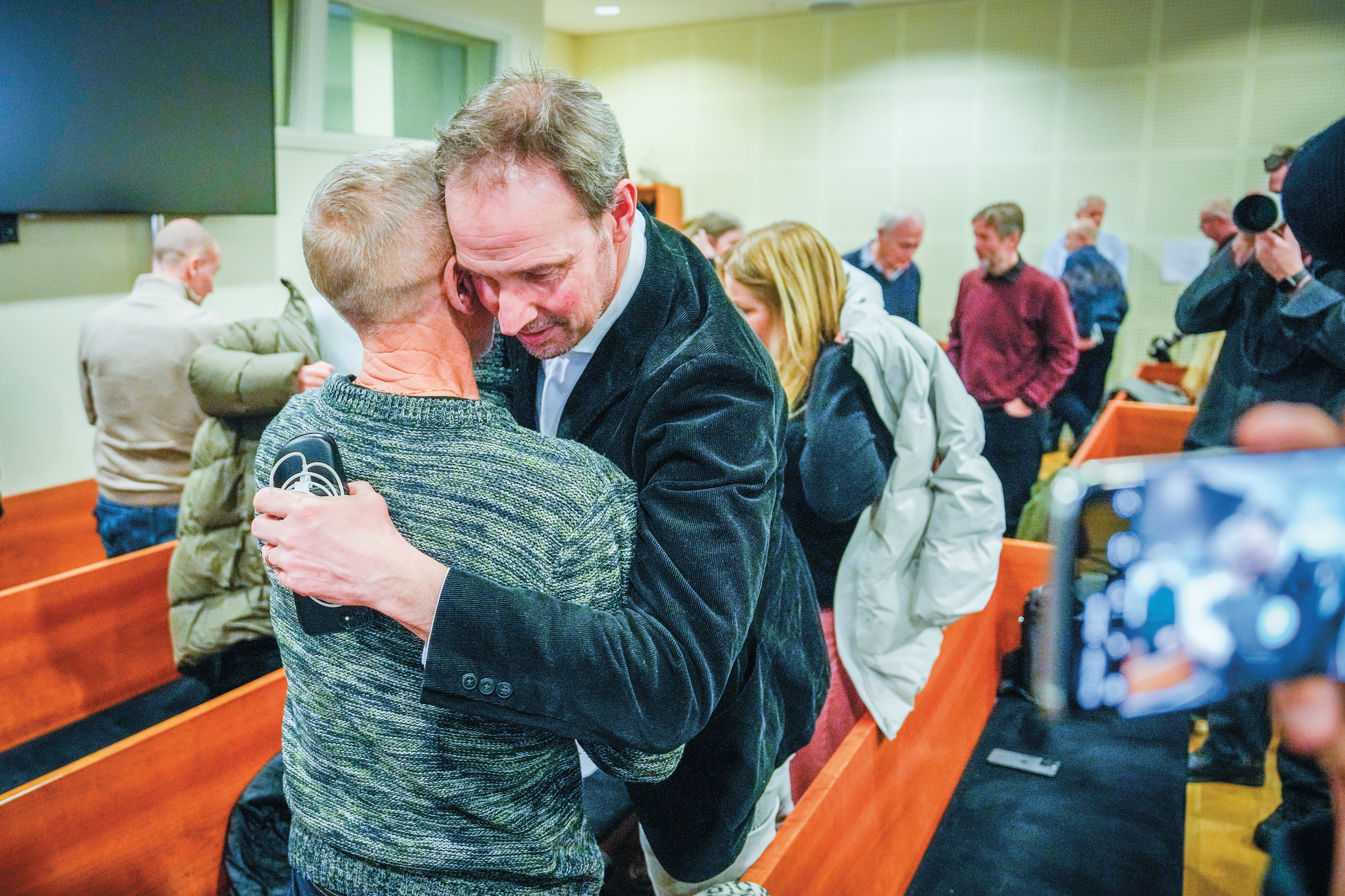 Far til Viggo Kristiansen Svein Kristiansen (t.v.) i tårer og forfatter Bjørn Olav Jahr etter at Viggo Kristiansen ble frifunnet i Baneheia-saken i Borgarting lagmannsrett. (Foto: Beate Oma Dahle / NTB)