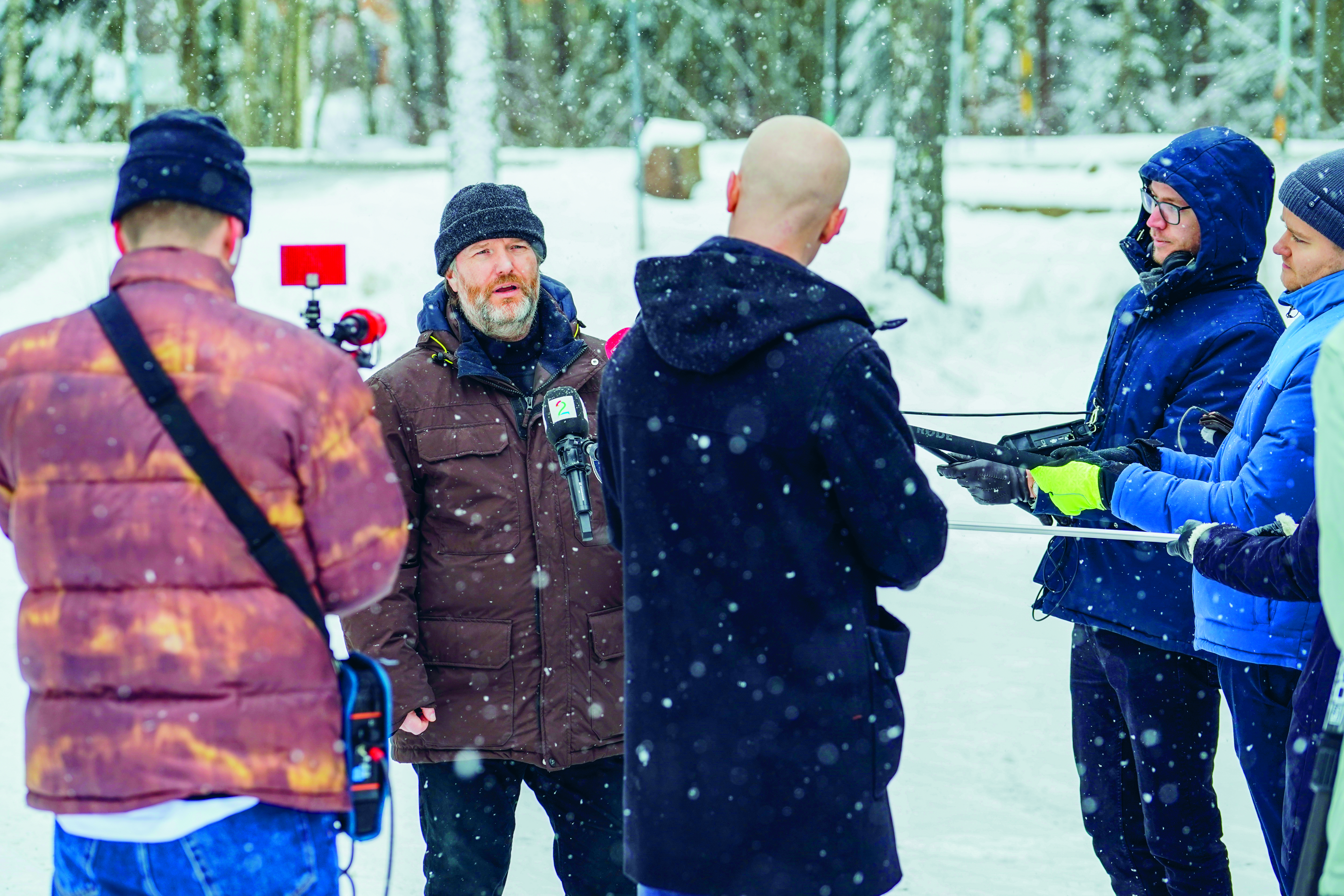 Mikkel Tronsrud snakker med media etter at avgjørelsen om Baneheia-saken i Gjenopptakelseskommisjonen ble kjent. (Foto: Heiko Junge / NTB)