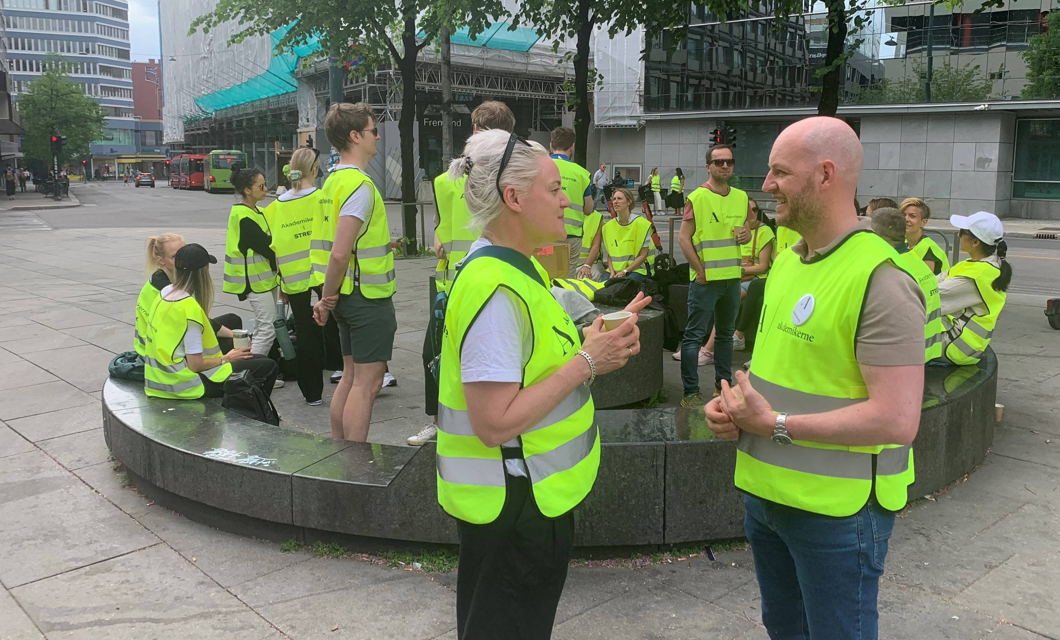 Leder Rannveig Sørskaar og nestleder Are Skjold-Frykholm i Juristforbundet - Stat var fredag morgen ute for å snakke med streikende jurister og akademikere (Foto: Juristen)