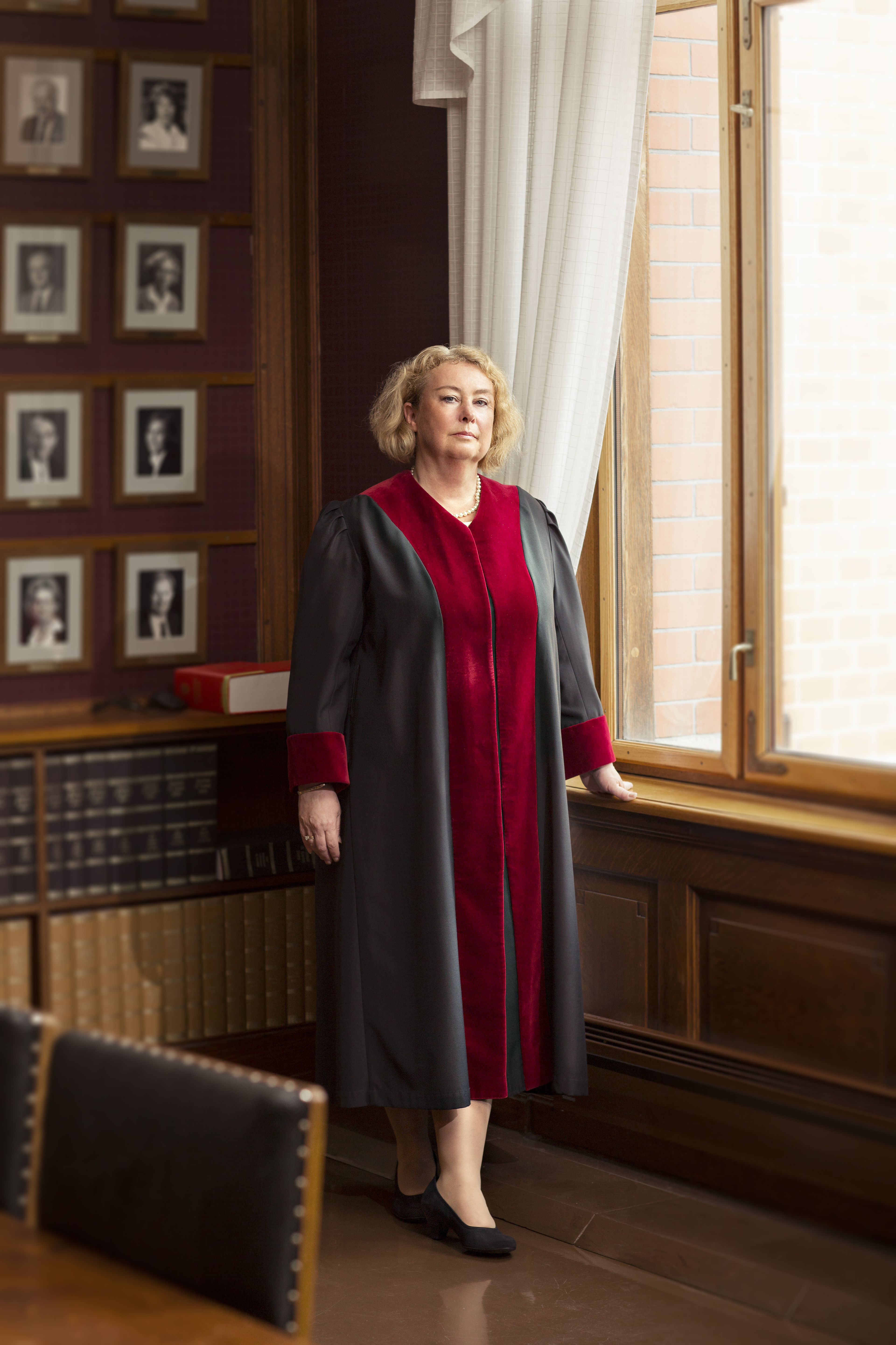 Høyesterettsjustitiarius Toril Marie Øie med rettskappen som veier litt over en kilo. (Foto: Sturlason)