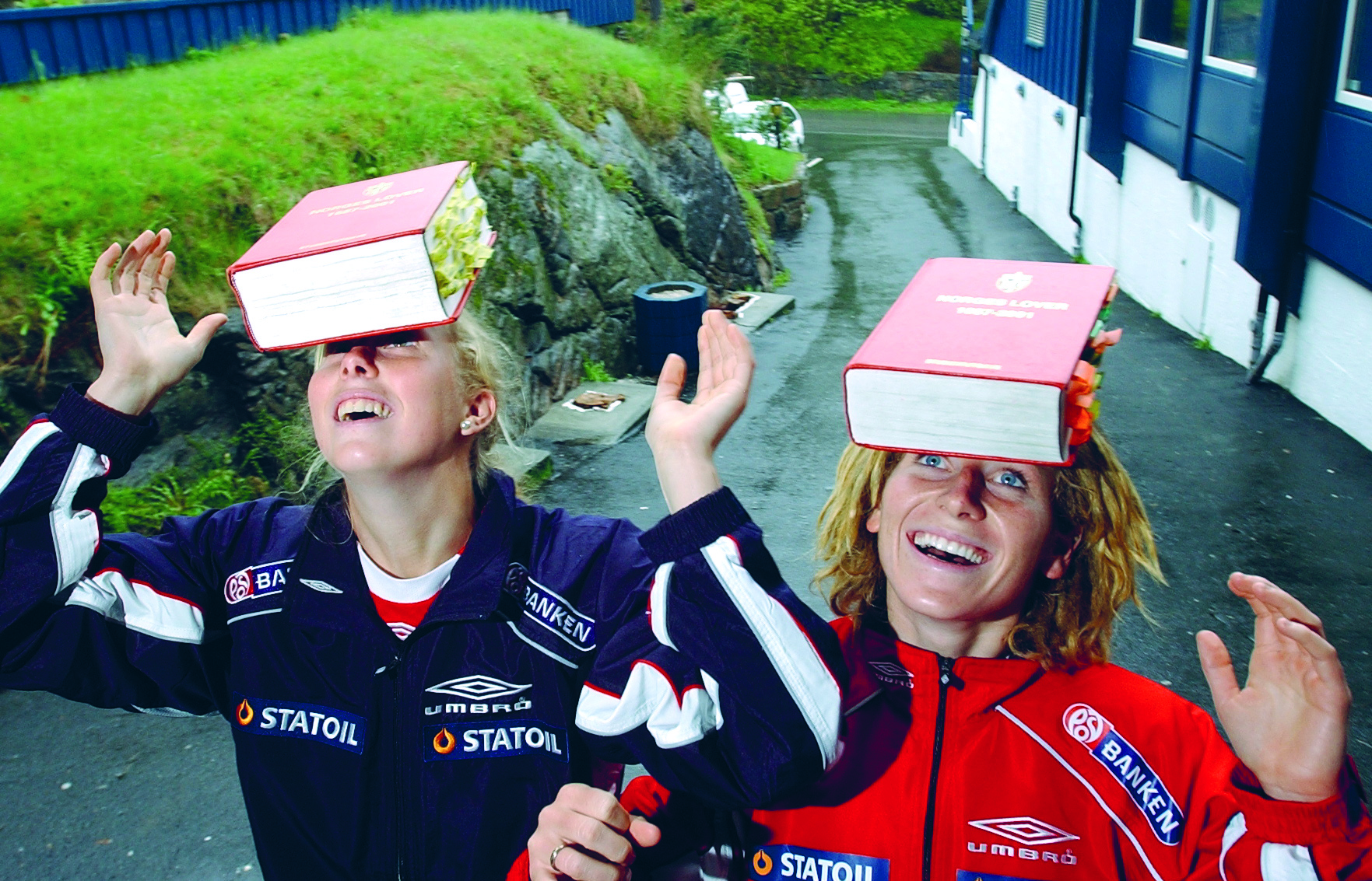 Lise Klaveness sjonglerte i mange år jusstudier og  fotballkarriere. Her sammen med landslagsvenninne Marit Fiane Christensen. (Foto: Nicolai Prebensen)
