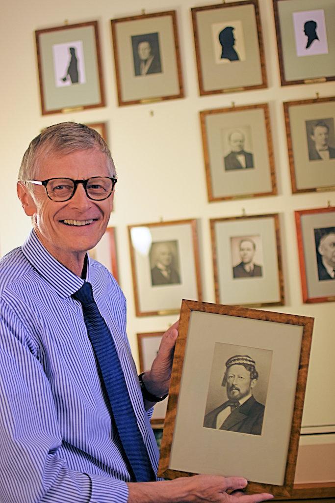 Kun én direktør har sittet lenger enn Gunnar Bergby i Høyesteretts 204-årige historie. Michael Sverdrup var Høyesteretts direktør i hele 35 år, fra 1841 til 1875, sier Bergby her med bildet av Sverdrup. Foto: Tore Letvik