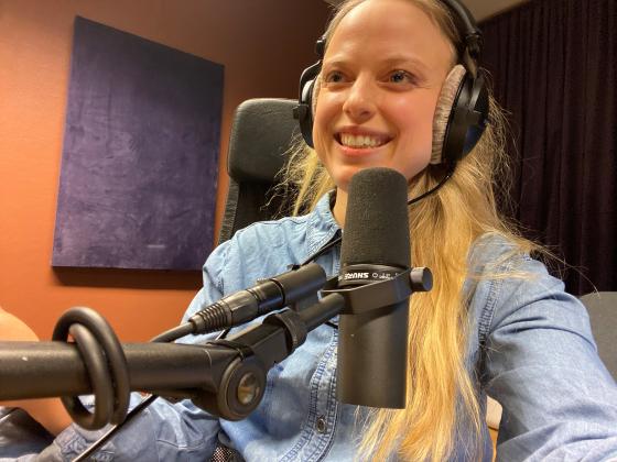 Marianne Reinertsen lager Jusspodden. Foto: Privat