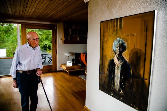 Den fremtredende plasseringen av maleriet uttrykker mer enn ord hva Lucy Smith må ha betydd, og fortsatt betyr, for sine nærmeste. Foto: Tore Letvik