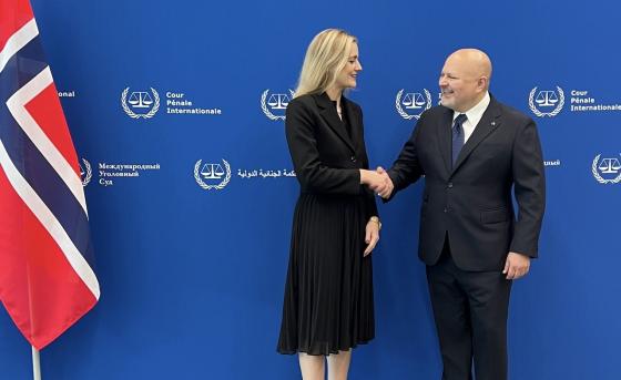 Justis- og beredskapsminister Emilie Enger Mehl (t.v) hilser på sjefsanklager Karim A.A Khan QC ved Den internasjonale straffedomstolen i Haag (Foto: Justis- og beredskapsdepartementet)