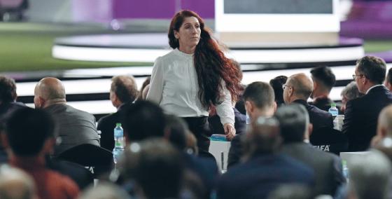 Fotballpresident Lise Klaveness går gjennom salen under FIFA-kongressen i Doha, etter å ha holdt den etter hvert mye omtalte talen. (Foto: AP Photo / Hassan Ammar)