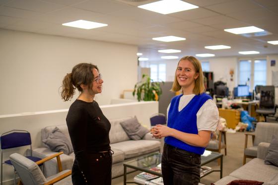 Fra venstre avtroppende leder av JURK, Bjørk Gudmundsdottir Jonassen og ny leder Petrine Iversen. Foto: Tore Letvik