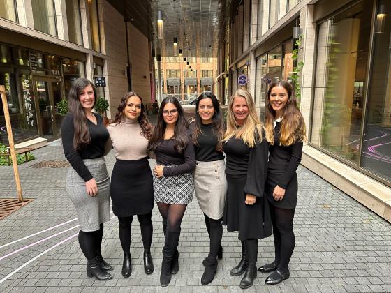 Fra venstre: Astrid Rød, Victoria Desirée Salvesen, Dilan Sedqi, Iqra Tahir, Cathrine Moksness og Lene Ødegården. (Foto: Rettssenteret)