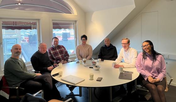 F.v. Svend Bjelland, Martin Strand, Halvor Grønli (alle fra politiet), Sunniva de Leon fra Juristforbundet, Akhenaton Oddvar de Leon fra organisasjonen mot offentlig diskriminering, Hallvard Øren fra Juristforbundet og Lisa Esohel Knudsen fra Minotenk (Foto: Juristforbundet)