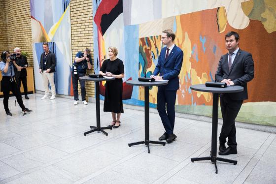 Fra pressekonferansen i Stortingets vandrehall om enighet om revidert nasjonalbudsjett (Foto: Peter Mydske/Stortinget)