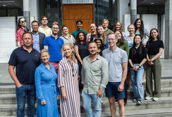 Jurister, advokater og jusstudenter er klare for å stå på rettighetsstand under Oslo Pride (Foto: Morten Brøndmo)
