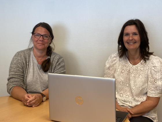 Tone Marit  Hyldbakk (t.v.) og  Anne Berit Vullum  i Sunndal kommune. Foto: Ole Martin Gangnes