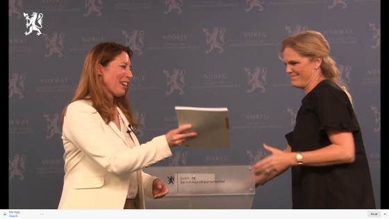 Professor Benedikte Moltumyr Høgberg overleverte beredskapshjemmelutvalgets NOU til daværende beredskapsminister  Ing vil Smi nes Ty bring-Gjed de i juni i fjor. (Foto: Regjeringen.no)