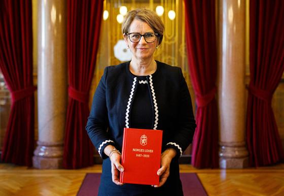 Stortingspresident Tone Wilhelmsen Trøen med den nye utgaven av Norges Lover. (Foto: Stortinget).