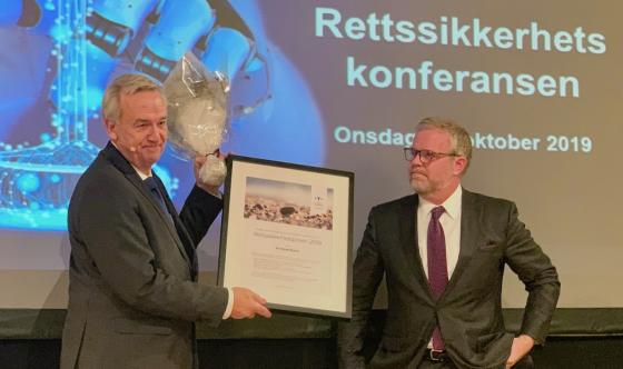 Tor-Aksel Busch(t.v.) mottok Rettssikkerhetsprisen av juryformann Jon Wessel-Aas (Foto: Ole-Martin Gangnes)