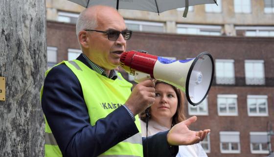 Erik Graff snakker til de streikende utenfor Oslo rådhus. Foto: Tuva Bønke Grønning
