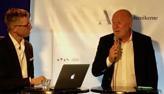 Håvard Holm (t.h.) i samtale med debattleder Svein Tore Bergestuen under Arendalsuka (Foto: Juristforbundet) 