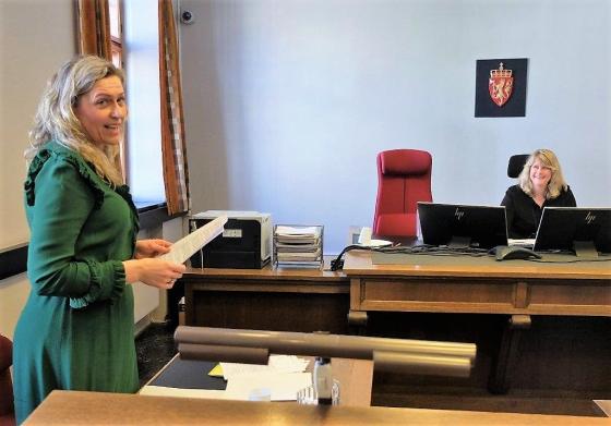 Ingunn Seim (t.v.), leder av ND-senteret i Bergen og dommer Lise Gro Søreide i Bergen tingrett. Bildet er tatt i rettssalen i forbindelse med et tidligere rettsmøte i en ND-sak (Foto: KDI)