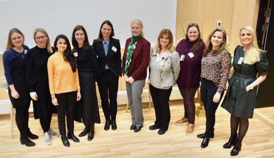 F.v. Marthe Engedahl, Sigrid Toft Fløystad, Kiran Aziz, Kjersti Lehmann, Anne Karoline Bakken Staff, Cathrine Hambro, Hanne Harlem, Merete Svartveit, Asta Ellingsen Stenhagen og Randi Gustad (Foto: Tore Letvik)