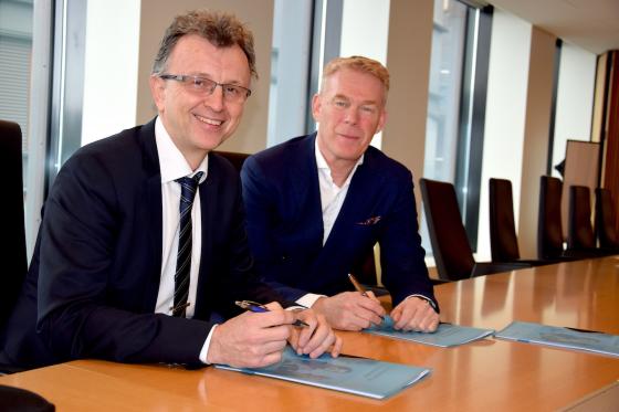 Magne Skram Hegerberg og adm dir i Handelsbanken Norge, Dag Tjernsmo