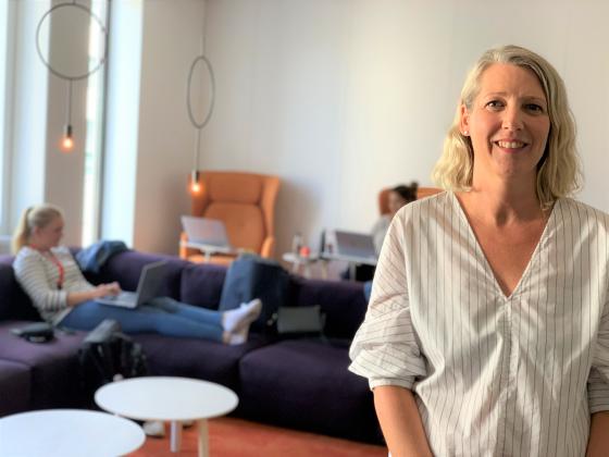 Hos Nav Fredrikstad har de ansatte blitt kjent med konseptet aktivitetsbaserte kontorer det siste året. Charlotte Hedberg er jurist og avdelingsleder ved kontoret. Foto: Tuva Bønke Grønning