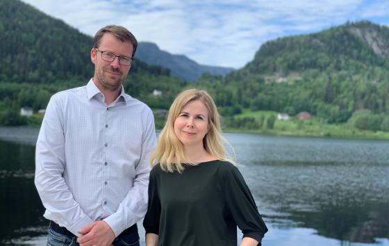 Ekteparet Inge Evja og Kristine Sandall like utenfor kontoret i Kviteseid. Foto: Tuva Bønke Grønning