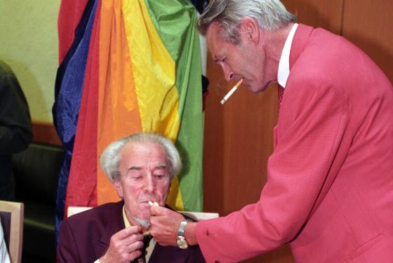 Alf Nordhus og Olav Hestenes (t.h.) «opphevet» røykeforbudet i tinghuset i 1995. (Foto: Jan Petter Lynau)