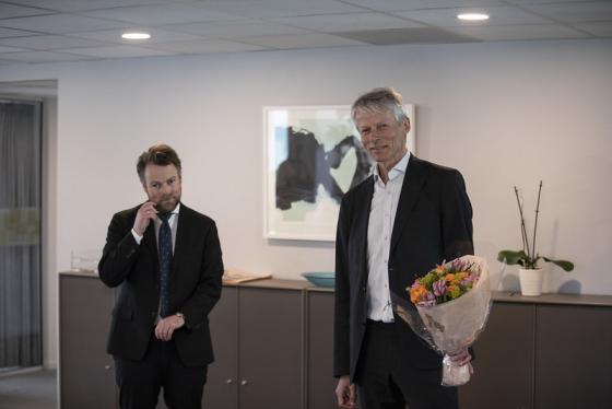 Hans Christian Holte er utnevnt til ny arbeids- og velferdsdirektør. Arbeids- og sosialminister Torbjørn Røe Isaksen til venstre (Foto: ASD)