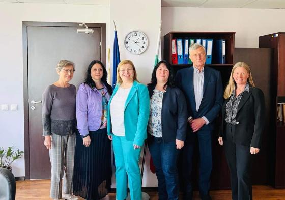 Cathrine Moksness og Jon T. Johnsen (t.h. i bildet) sammen med representanter fra Bulgarias fri rettshjelpsordning, som blant annet administrerer en nasjonal rettshjelpstelefon (Foto: privat) 