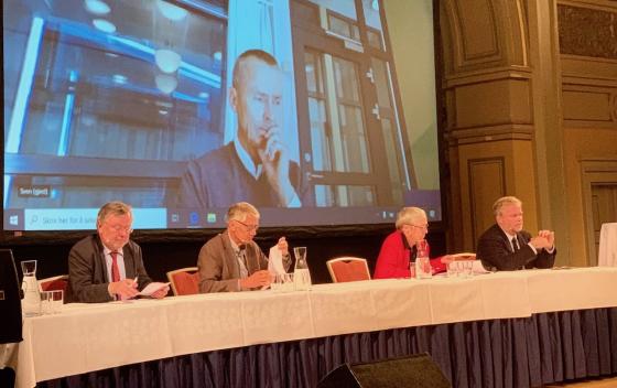 F.v. Wiggo Storhaug Larssen, Bård Tønder, Anne Margrethe Lund og Jon Wessel Aas. Sven Marius Urke på skjerm bak panelet (Foto: Ole-Martin Gangnes)