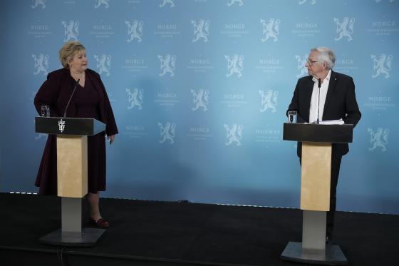 Statsminister Erna Solberg og leder i Koronakommisjonen Stener Kvinnsland under pressekonferansen hvor Koronakommisjonen fremla sin rapport (Foto: Torbjørn Kjosvold/Forsvaret)
