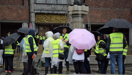 140 personer er tatt ut i streik ved Oslo rådhus. Foto: Tuva Bønke Grønning