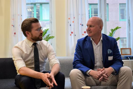 Sveinung Rotevant og Anders Schrøder Amundsen møttes forrige uke for å snakke om juridiske utfordringer knyttet fjernarbeid. Foto: Tuva Bønke Grønning