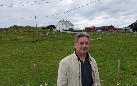 Terje Svendsen nedenfor småbruket på Frøya. Foto: Privat