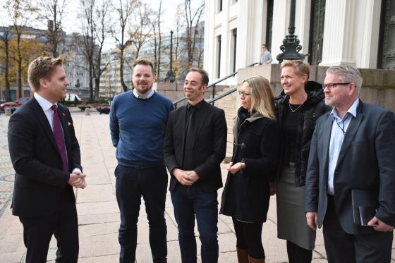 F.v. statssekretær Kristoffer Sivertsen (Frp), stipendiat Runar Hilleren Lie, professor Malcolm Langford, professor Kristin Bergtora Sandvik, Tale Skjølsvik (prodekan Oslo Met) og studiedekan Erling Hjelmeng.