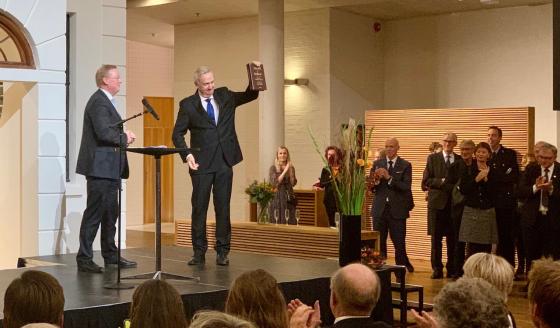 assisterende riksadvokat Knut Erik Sæther overrakte festskriftet til Busch (Foto: Ole-Martin Gangnes)