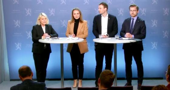 F.v. justis- og beredskapsminister Monica Mæland, distrikts- og digitaliseringsminister Linda Hofstad Helleland, barne- og familieminister Kjell Ingolf Ropstad og klima- og miljøminister Sveinung Rotevatn la fram regjeringens alternative forslag til domst