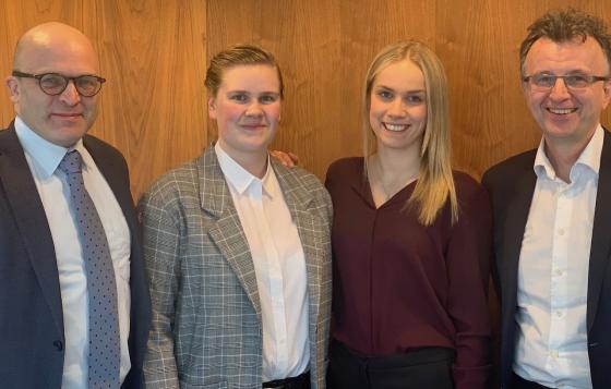 Vinnerlaget fra UiT (f.v.) Amalie Horne og Hanna Sagen sammen med Michael Rummelhoff og generalsekretær Magne Skram Hegerberg fra Juristforbundet.