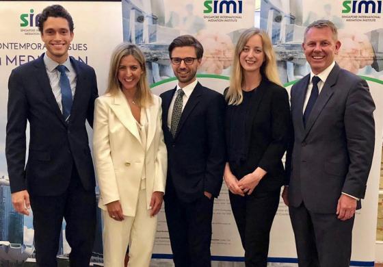 I tilknytning til signeringen av den nye FN konvensjonen deltok også et norsk lag i den internasjonale meklingskonkurransen i Singapore. Her er laget med sine coacher (Foto: privat)