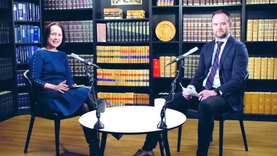 Ragna Aarli og Eirik Holmøyvik  under et seminar om EMKs  betydning for Norge. (Foto: UiB)