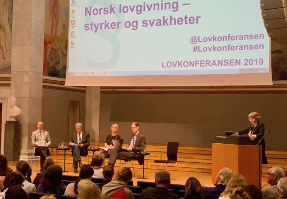 F.v. førsteamanuensis Jon Christian Fløysvik Nordrum, professor Johan Tønnesson ved Institutt for lingvistiske og nordiske studier, professor Cathrine Holst ved Institutt for sosiologi og samfunnsgeografi, avdelingsdirektør Arnulf Tveberg i Lovadelingen o