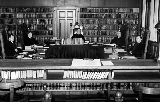 Høyesterett 1941, i midten formannen, hr Mohr, th. for ham Konstad og Selmer. Tv. for ham Aslaksen og Vassbotn. (dette iflg tekst bak på bildet) Foto: NTB scanpix