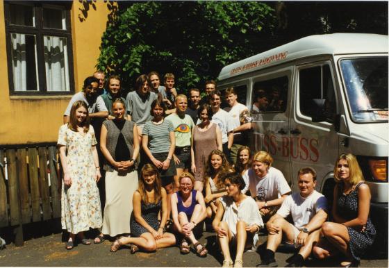 En gruppe studenter utenfor jussbussen. (Foto: Jussbuss