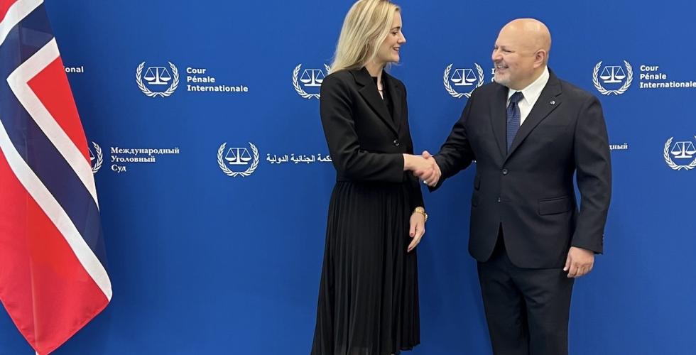 Justis- og beredskapsminister Emilie Enger Mehl (t.v) hilser på sjefsanklager Karim A.A Khan QC ved Den internasjonale straffedomstolen i Haag (Foto: Justis- og beredskapsdepartementet)