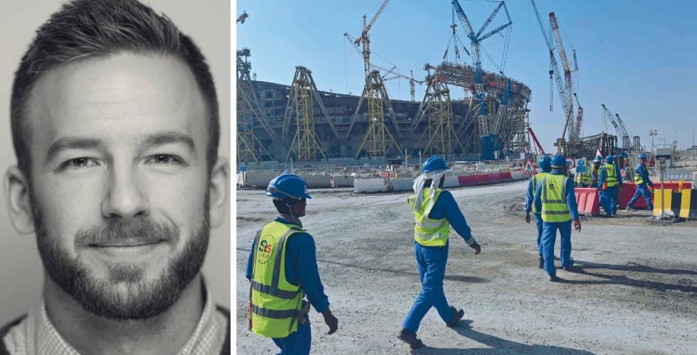 Frank Conde Tangberg i Amnesty mener idretten må forsvare seg mot å brukes politisk. Ved siden av bygningsarbeidere utenfor Qatars Lusail Stadion, rundt 20 kilometer nord for Doha. (Foto: Giuseppe Cacace / AFP)