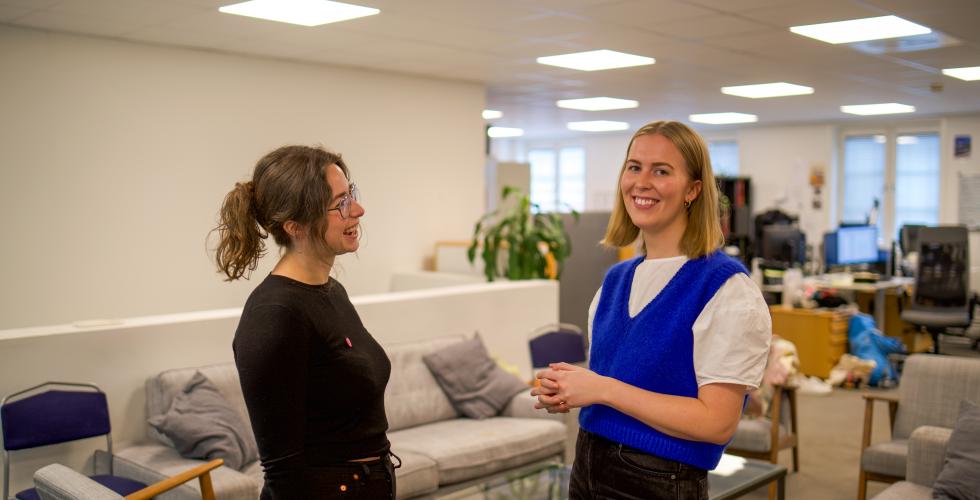 Fra venstre avtroppende leder av JURK, Bjørk Gudmundsdottir Jonassen og ny leder Petrine Iversen. Foto: Tore Letvik