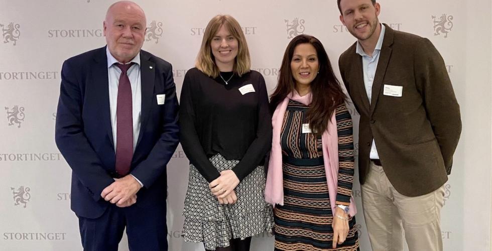 F.v. Håvard Holm (president i Juristforbundet), Anne Ingeborg Reiestad (styremedlem i dommerfullmektigforeningen), Noor Nael Traavik (medlem av Norsk tolkeforening) og Henrik Rode Evensen (leder i dommerfullmektigforeningen) Foto: Juristforbundet