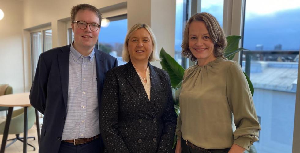 Rådgiver Morten Vollset og forhandlingssjef Kjersti Hatlestad fra Juristforbundet sammen med Marianne Pedersen, advokat i Finans Norge. (Foto: Juristforbundet)
