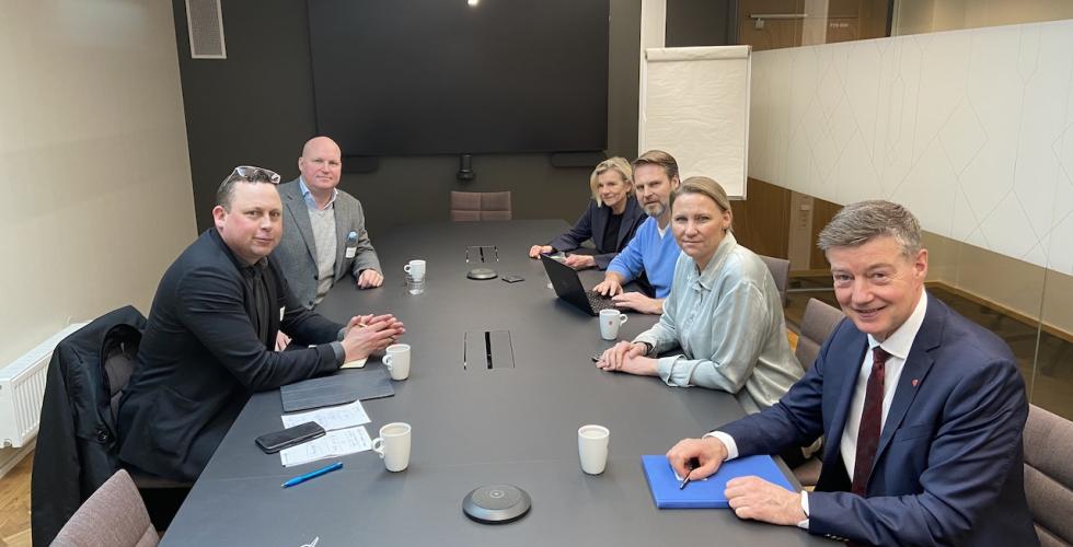 F.v. Sverre Bromander, Anders Schrøder Amundsen, politisk rådgiver Ingunn Yssen, politisk rådgiver Jonas Løvdal, stortingsrepresentant Maria Aasen-Svensrud og stortingsrepresentant Odd Egil Hovland (Foto: Juristforbundet)