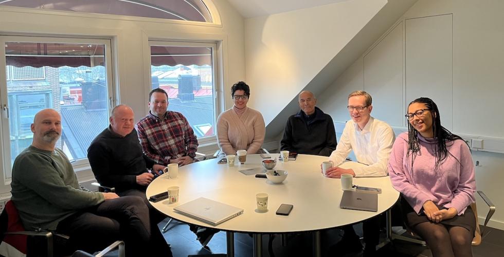 F.v. Svend Bjelland, Martin Strand, Halvor Grønli (alle fra politiet), Sunniva de Leon fra Juristforbundet, Akhenaton Oddvar de Leon fra organisasjonen mot offentlig diskriminering, Hallvard Øren fra Juristforbundet og Lisa Esohel Knudsen fra Minotenk (Foto: Juristforbundet)